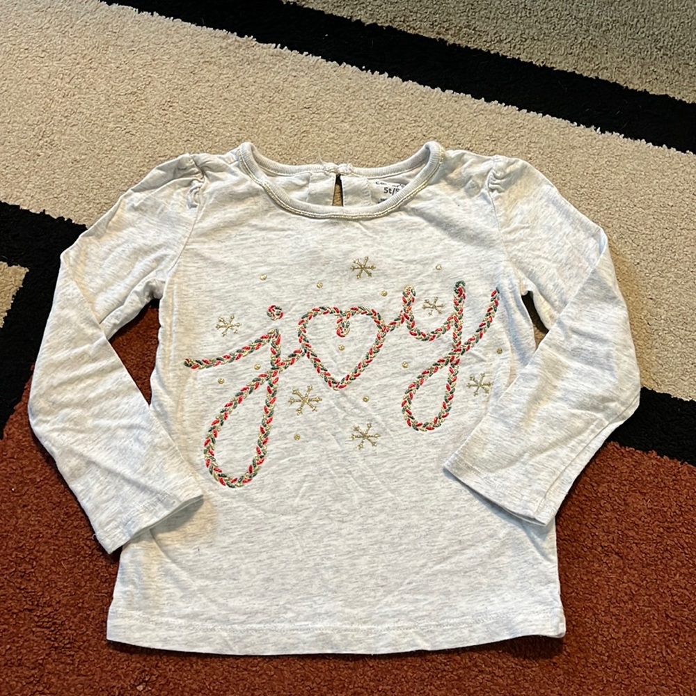 🎄♥️Holiday Girls long sleeve top / light gray shirt w/ ‘Joy’ in holiday colors